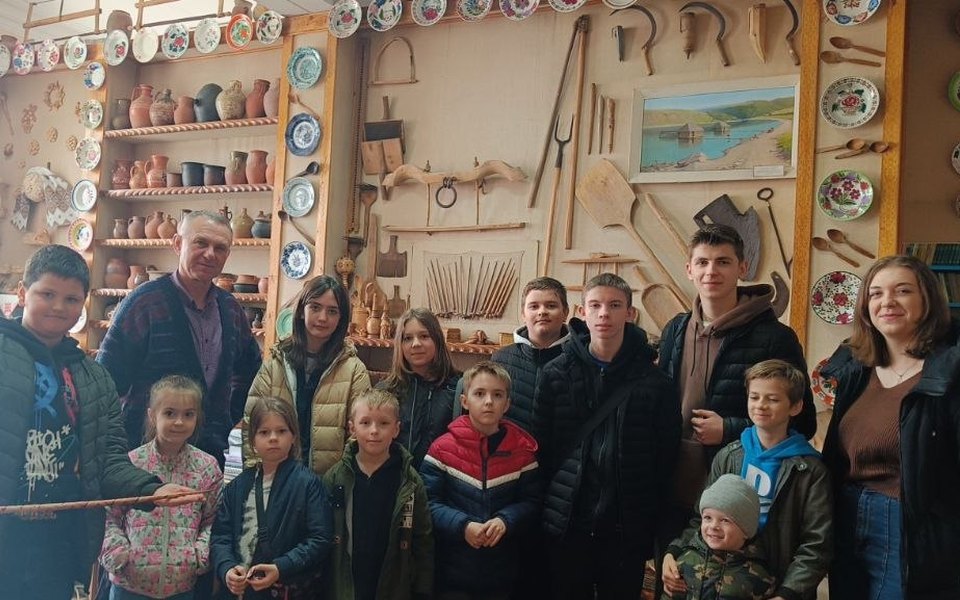 Діти на прогулянці в парку гімназії